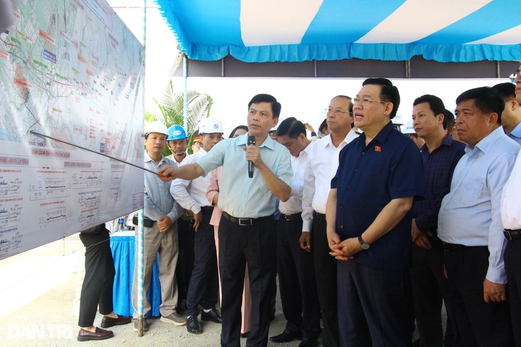 Chủ tịch Quốc hội Vương Đình Huệ kiểm tra cao tốc Biên Hòa - Vũng Tàu